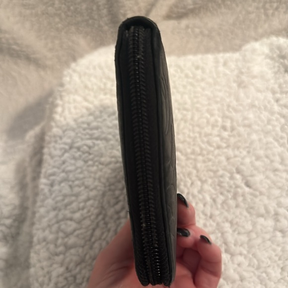 Authentic Chanel black floral design leather Clutch 8.5x5.5 - Picture 7 of 10